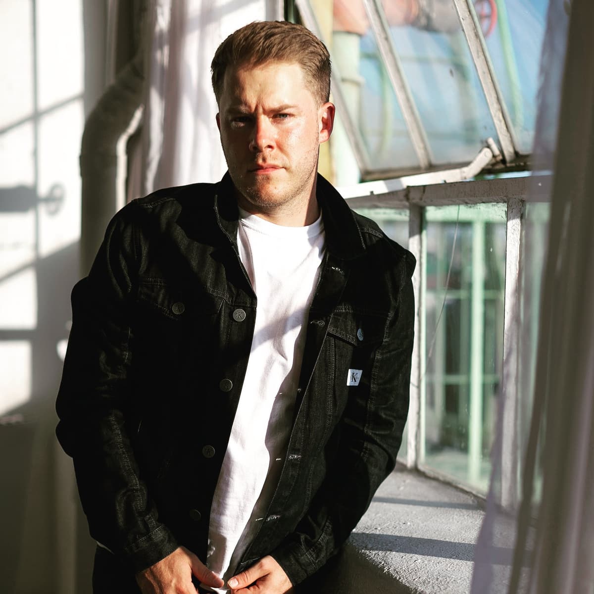 Bromie — styled pose